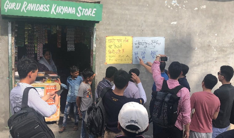 인도 방문 프로그램에 참가한 국내 투자자들이 밸런스히어로의 리셀러 대출상품 포스터 앞에 섰다. /밸런스히어로 제공