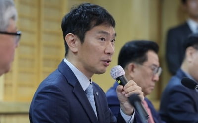 이복현 "불법 메이저카지노사이트로 골목 전체 유리가 다 깨져있는 상황"