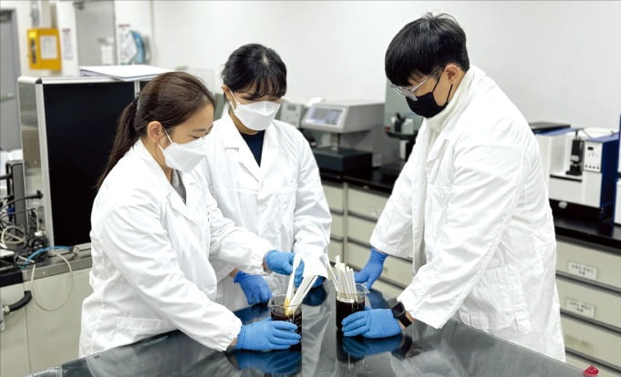 한솔제지 연구원들이 대전 대덕구 중앙연구소에서 종이빨대 실험을 하고 있다. 한솔제지 제공