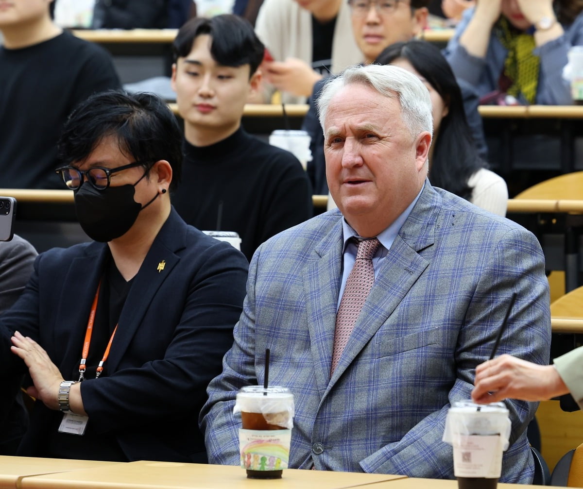 인요한 국민의힘 혁신위원장이 4일 부산 경성대학교에서 열린 이준석 전 대표, 이언주 전 의원이 진행하는 토크콘서트에 참석해 있다.  /연합뉴스