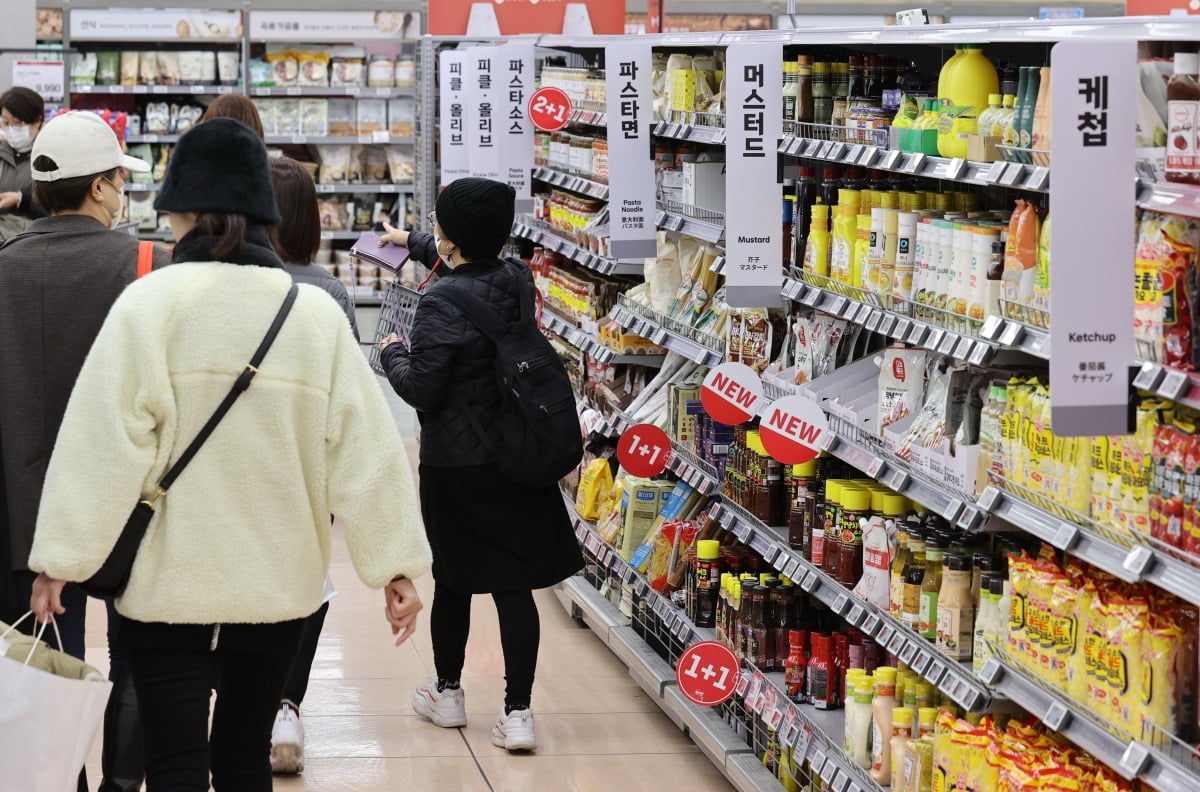 서울에 있는 한 대형마트에서 시민들이 장을 보고 있다.  /연합뉴스