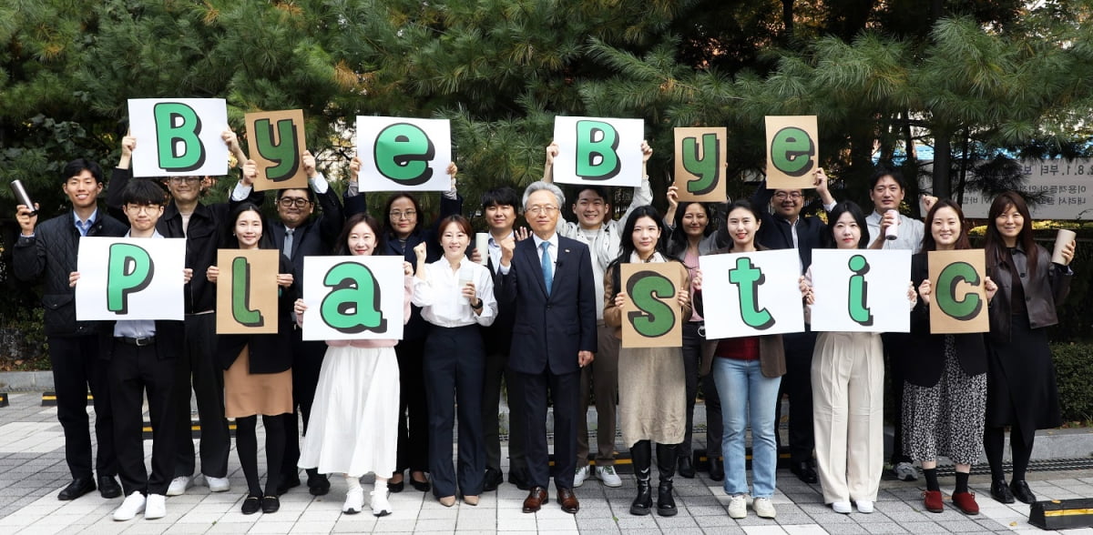 환경부의 '바이바이 플라스틱 챌린지' 영상 촬영 후 기념 촬영을 하는 최진식 중견련 회장(앞줄 왼쪽에서 다섯 번째)과 중견련 임직원들. 중견련 제공
 