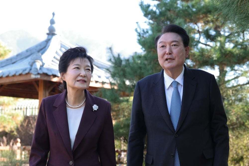 윤석열 대통령이 7일 오후 대구 달성군 유가읍 박근혜 전 대통령 사저를 찾아 박 전 대통령과 환담 후 정원을 산책하고 있다. 대통령실 제공