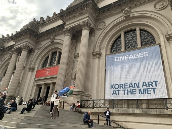 "뉴욕 메트 미술관에 한국 전시 광고판이 이렇게 크게 걸린 건 처음"