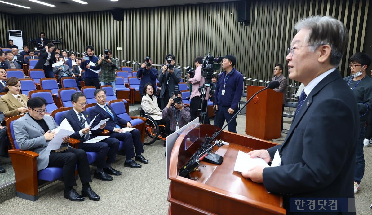 민주당은 8일 오후 의원총회를 열고 이동관 방송통신위원장과 한동훈 법무부 장관 등에 대한 탄핵 소추안 발의 여부를 논의했다. 이재명 대표가 인사말을 하고 있다.  /김병언 기자