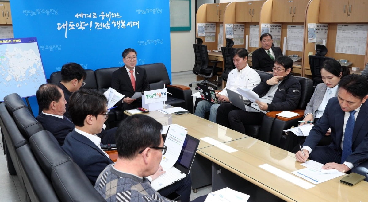 강상구 전라남도 에너지산업국장이 8일 전남도청에서 해상풍력 발전단지 조성 관련 규제 개선 내용에 대해 설명하고 있다. 전라남도 제공 