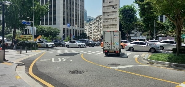 이화외국어고등학교 앞의 도로에서 서소문아파트를 보면 만초천의 휘어진 물길을 알 수 있다.