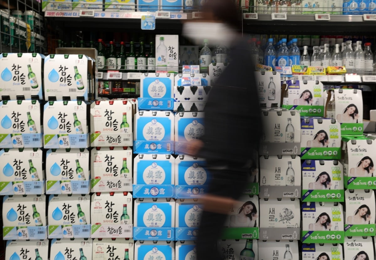서울 시내 한 대형마트에 소주와 맥주가 진열돼 있다./사진=최혁 기자