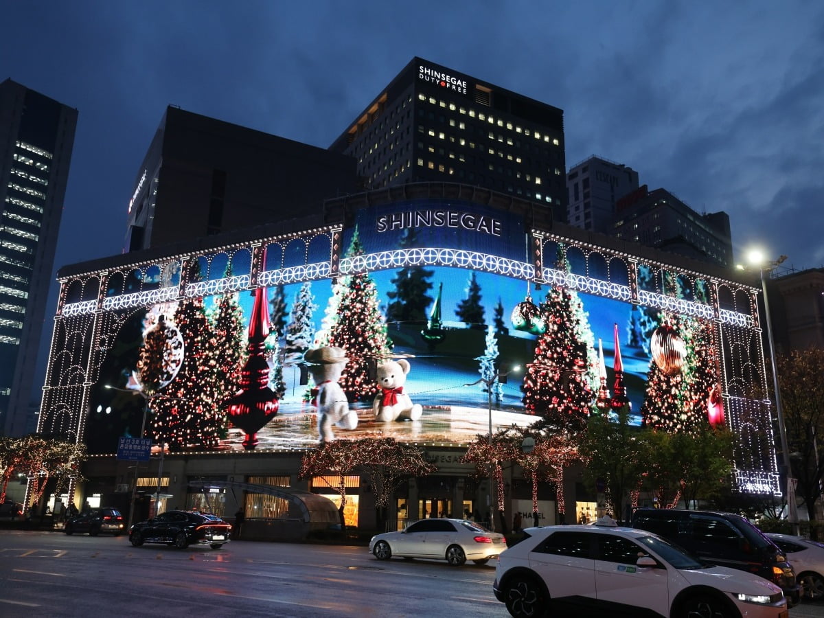 9일 서울 소공로 신세계백화점 본점에 크리스마스 기념 미디어 파사드에 불이 밝혀졌다./사진=최혁 기자
