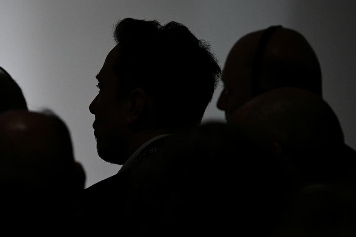 지난 1일 영국 중부 블레츨리 파크에서 열린 영국 인공지능(AI) 안전 정상회의에 참석한 일론 머스크 테슬라 최고경영자(CEO)의 뒷모습. /REUTERS