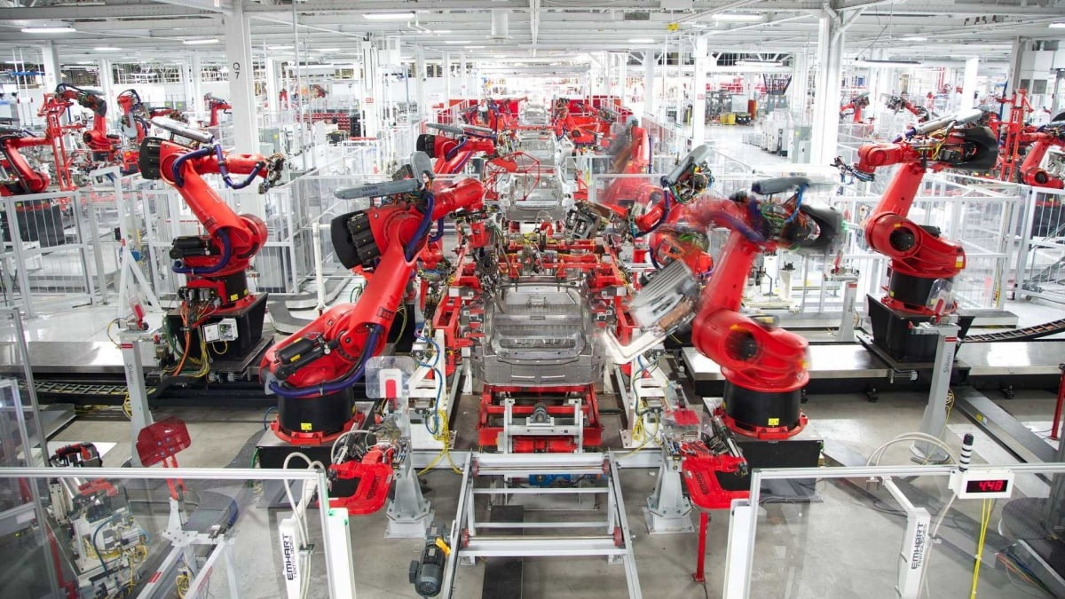 미국 캘리포니아주 프리몬트에 있는 테슬라 공장에서 로봇이 차량을 제작하고 있다. /테슬라