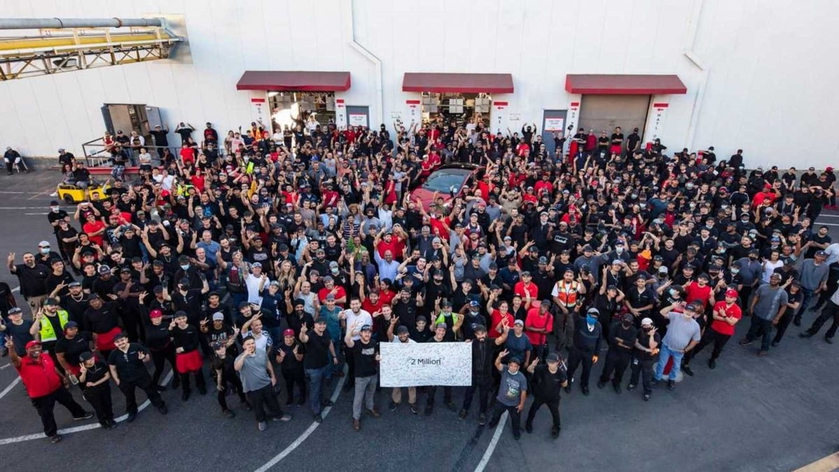 지난해 7월 미국 캘리포니아주 프리몬트에 있는 테슬라 공장에서 직원들이 누적 200만대 생산을 축하하는 기념 사진을 찍고 있다.  /테슬라