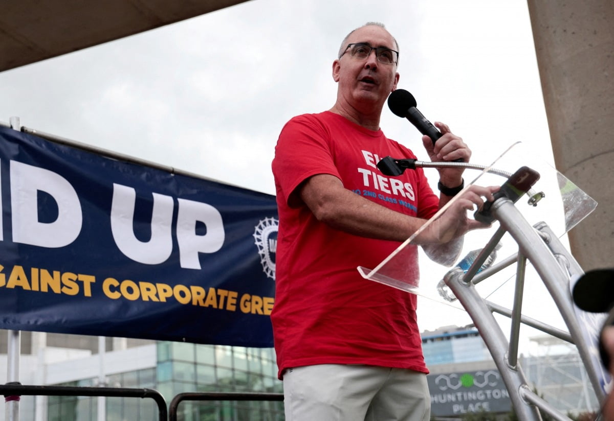 숀 페인 전미자동차노조(UAW) 위원장이 지난 9월 미국 디트로이트에서 열린 파업 집회에서 연설하고 있다. /REUTERS