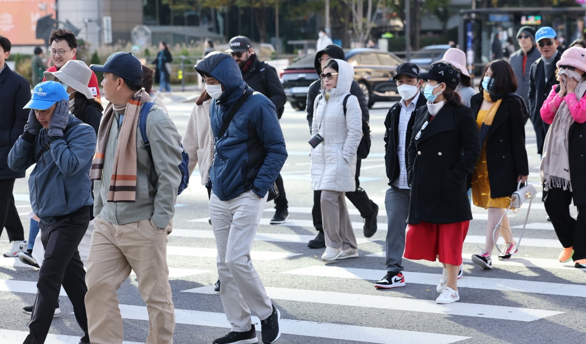 지난 10일 오전 서울 광화문 사거리에서 시민들이 발걸음을 재촉하고 있다. 사진=최혁 기자