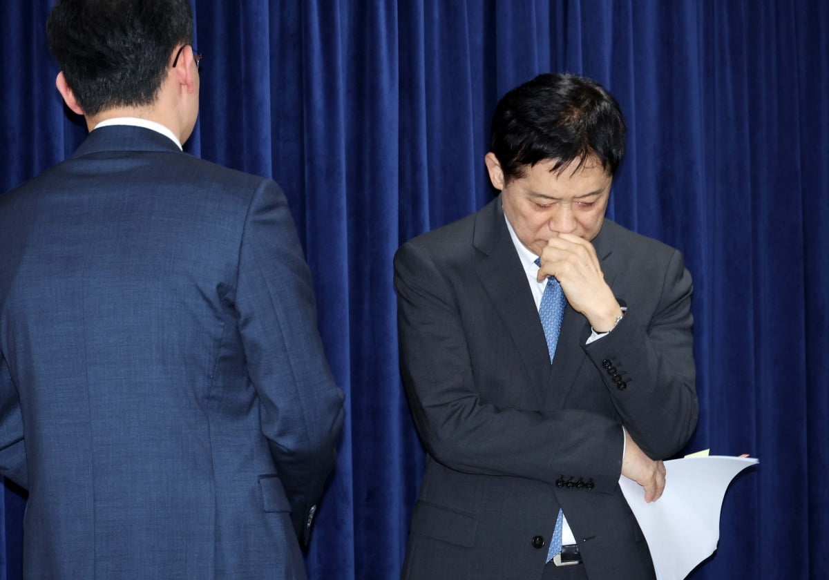 김주현 금융위원장이 5일 정부서울청사에서 '공매도 제도' 관련 브리핑을 하기 전 생각에 잠겨있다./강은구 기자