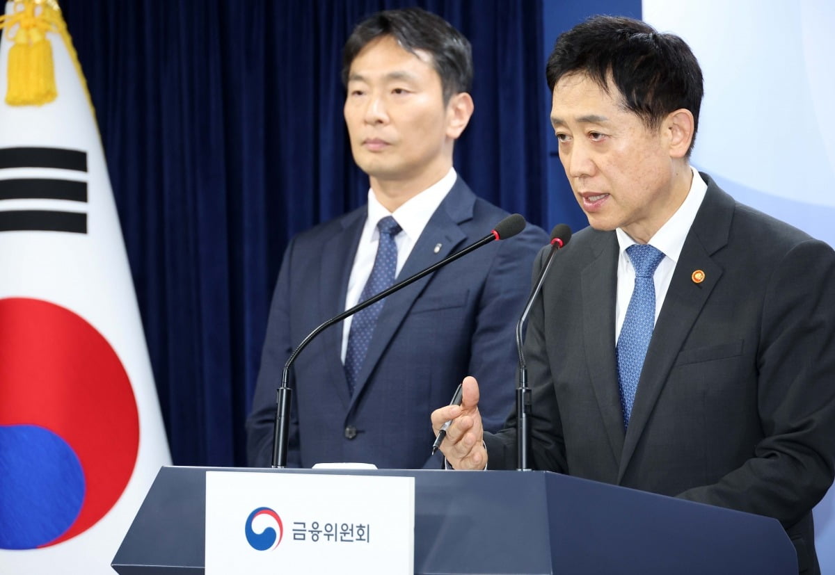 김주현 금융위원장이 5일 정부서울청사에서 '공매도 제도' 관련 브리핑을 하고 있다. 왼쪽은 이복현 금융감독원장/강은구 기자