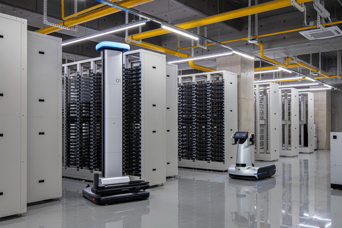 지난 6일 네이버 데이터센터 '각 세종'의 정보기술(IT) 창고에서 서버 관리로봇 '세로(왼쪽)'와 서버 운반 로봇 '가로'가 작동하고 있다. 네이버 제공