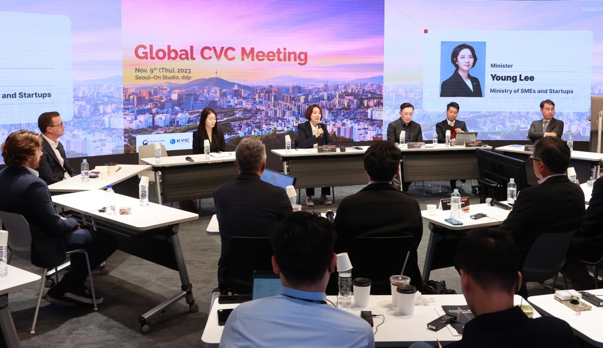 이영 중소벤처기업부 장관과 주요 글로벌 CVC 대표자들이 9일 서울 동대문디자인플라자(DDP)에서 열린 '글로벌 CVC 간담회'에 참석해 한국 스타트업의 해외 진출을 위한 방안을 모색하고 있다. / 중기부 제공