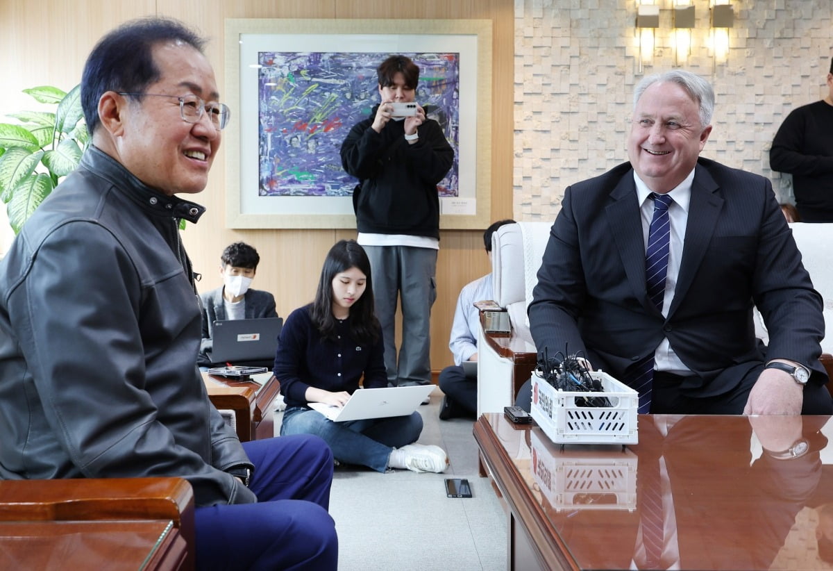 인요한 국민의힘 혁신위원장이 8일 오전 카지노 룰렛 북구 카지노 룰렛시청 산격청사를 찾아 홍준표 카지노 룰렛시장과 면담하고 있다. /사진=뉴스1