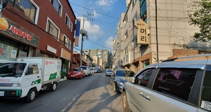 '빌라 포비아'가 확산한 가운데 서울 빌라 낙찰률도 10%대를 보이고 있다. 서울 노원구의 빌라가 밀집한 한 골목 모습. /지지옥션 제공 