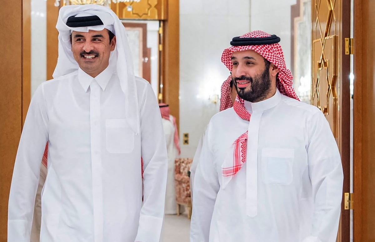 11일(현지시간) 카타르 군주 맞이하는 무함마드 빈살만 사우디아라비아 왕세자(오른쪽) /사진=연합AFP