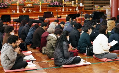 [포토] 수능 사흘 앞두고 기도드리는 불자들