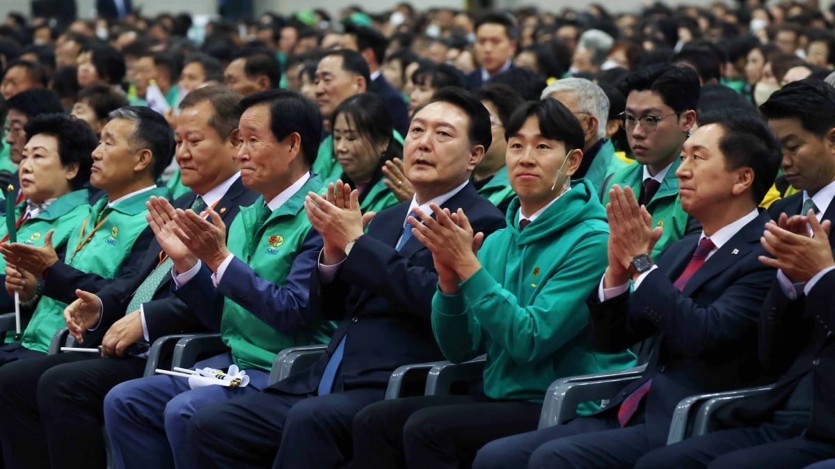 [포토] 尹 대통령, 전국새마을지도자대회 '청년의 약속 선포식' 참석