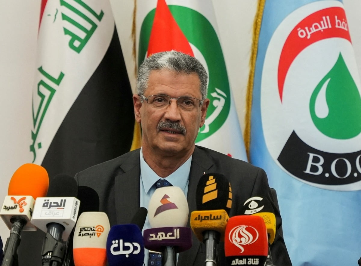  하얀 압델-가니 이라크 석유장관이 지난 5월 이라크 바스라 인근 마즈눈 유전에서 기자회견을 열고 발언하고 있다. 로이터