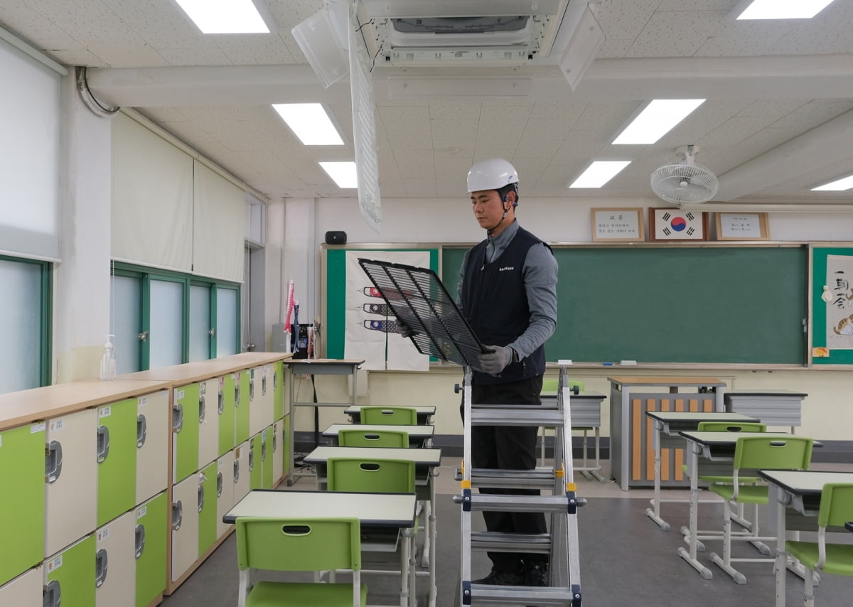 삼성전자서비스 전문 엔지니어가 시스템에어컨을 점검하는 모습. 사진=삼성전자 제공