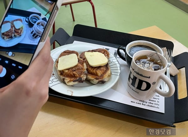 SNS에서 맛집으로 소문난 '소금빵 붕어빵'을 판매 중인 한 카페를 찾은 시민이 사진을 찍고 있다. /사진=김세린 기자