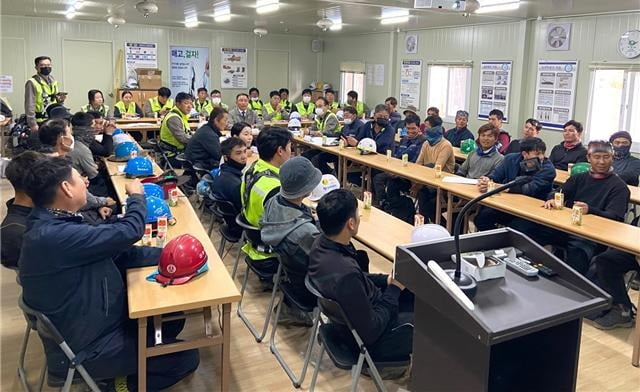 지난 10일 경북 경주의 반도건설 건설 현장(신경주역세권 4, 5블록)에서 외국인 근로자 대상 안전교육이 이뤄지고 있다. /반도건설 제공 