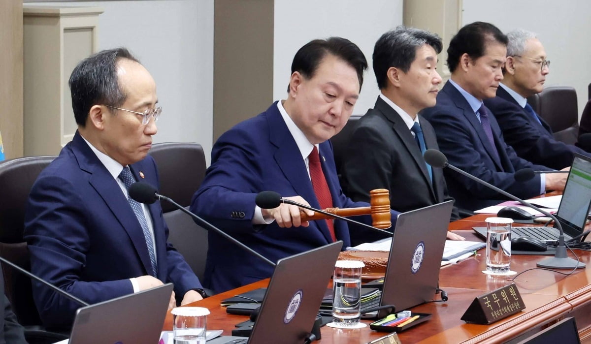 윤석열 대통령이 14일 서울 용산 대통령실 청사에서 제47회 국무회의를 주재하고 있다./김범준 기자