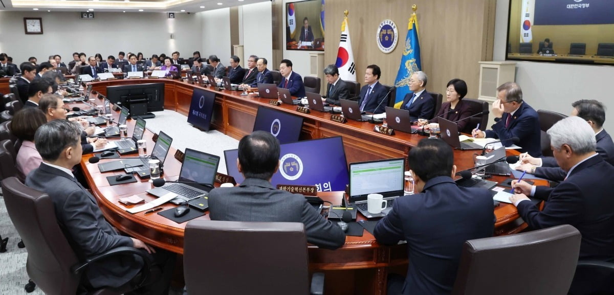 윤석열 대통령이 14일 서울 용산 대통령실 청사에서 열린 제47회 국무회의에서 발언하고 있다./김범준 기자