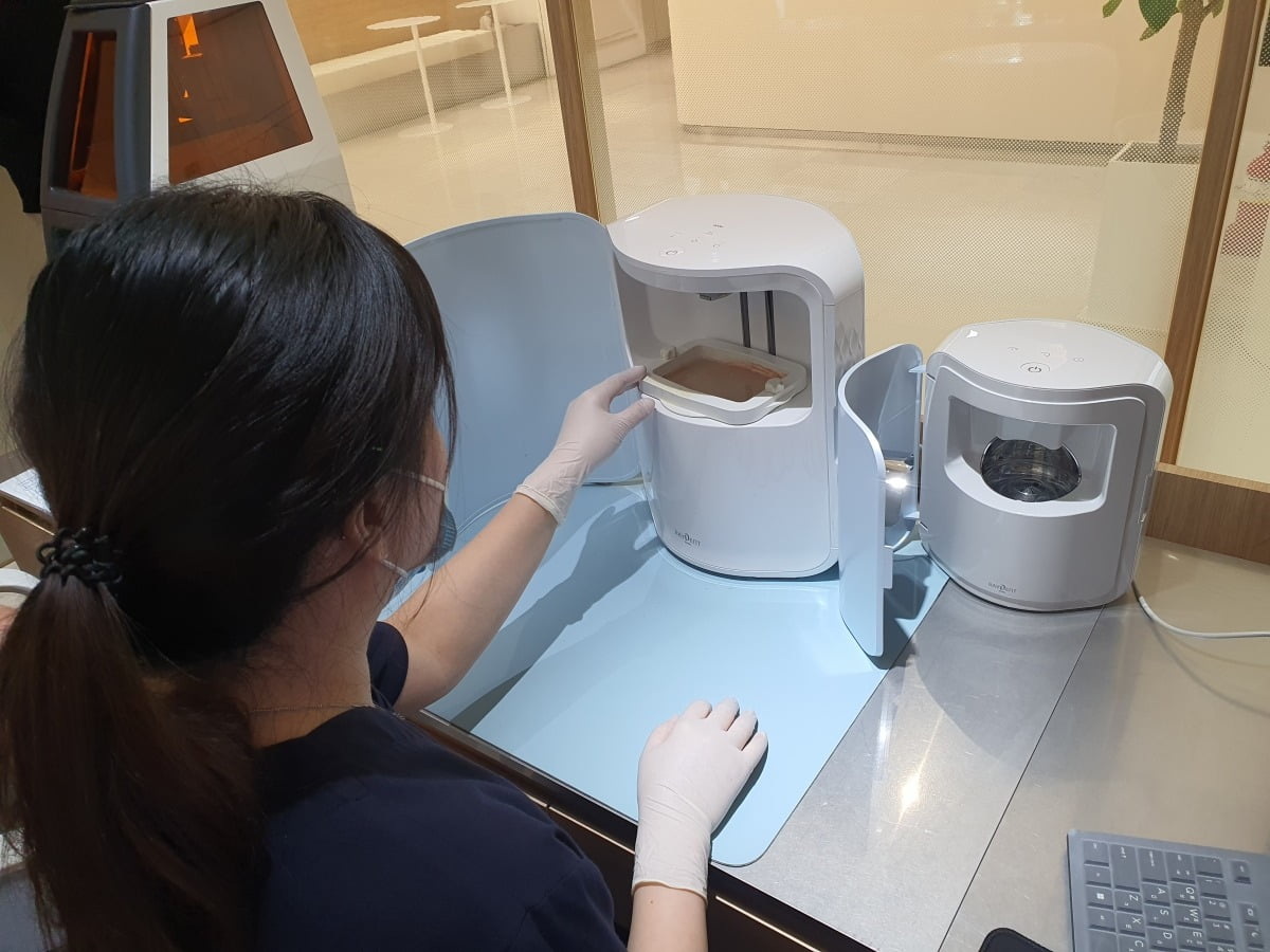 남혜란 간호사가 3D 프린터 장비(레이덴트)에서 출력물을 보고 있다. 윤현주 기자