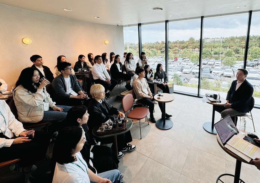 손정현 스타벅스 코리아 대표가 지난 6일 열린 디스커버리 프로그램에서 파트너들과 이야기를 나누고 있다(사진=스타벅스코리아 제공)