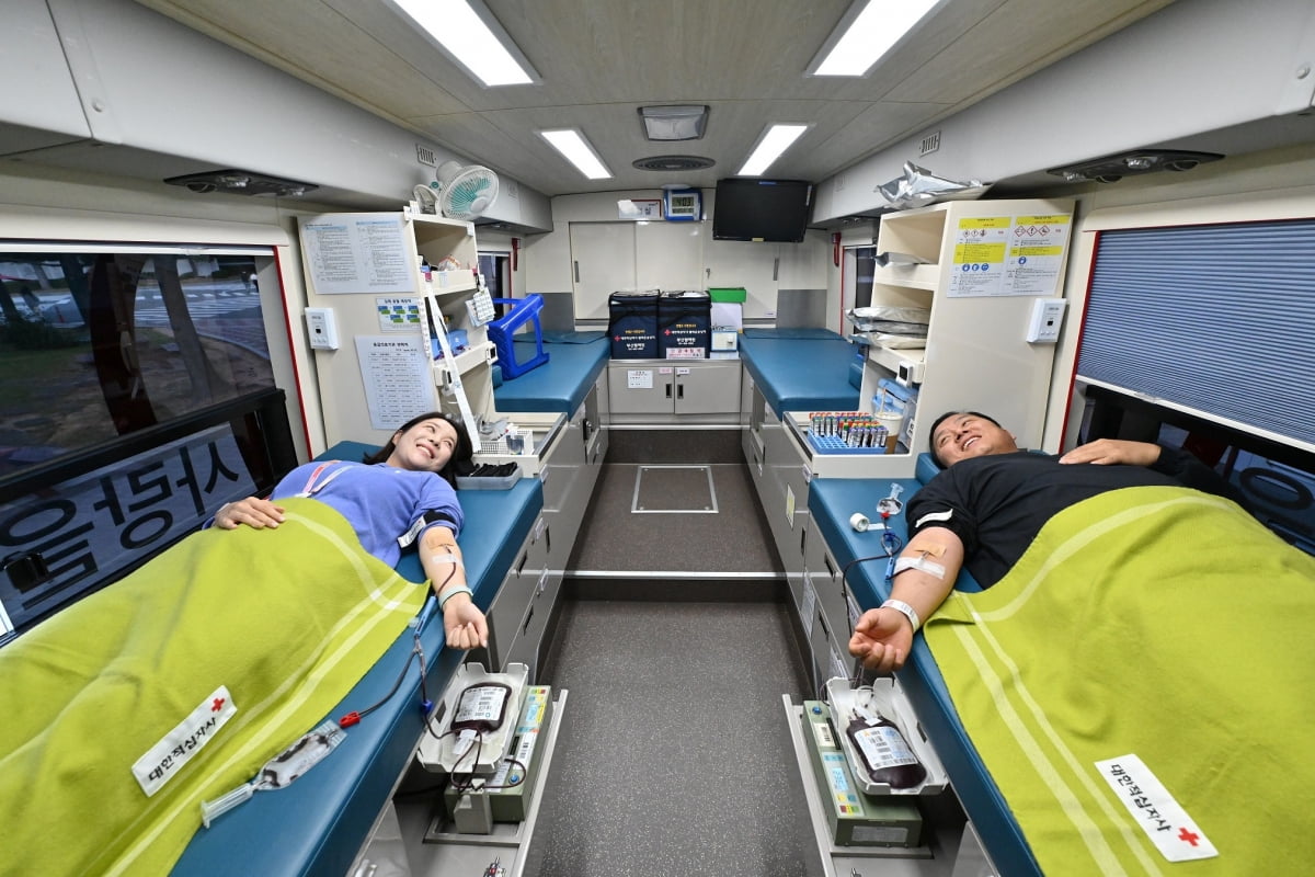  삼성전기 직원들이 지난 10월 31일 부산사업장에서 헌혈에 참여하고 있다.  삼성 제공