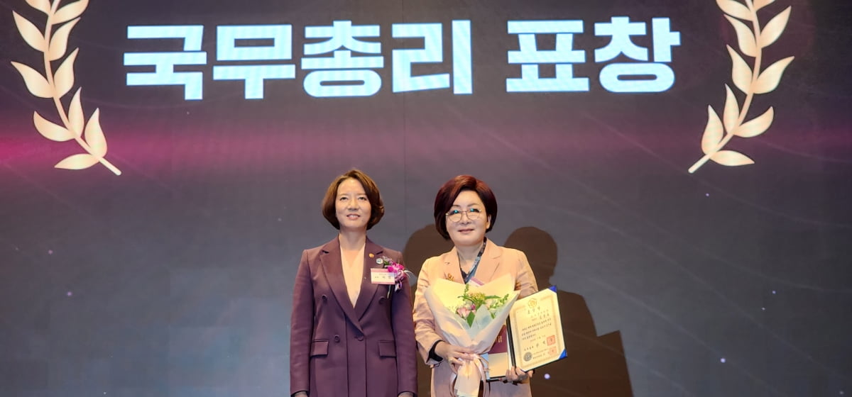 한국여성벤처협회가 주관한 ‘2023 자랑스러운 여성벤처인 표창’에 김영휴 씨크릿우먼 대표(오른쪽)가 국무총리상을 수상한 뒤 이영 중소벤처기업부 장관과 기념 촬영을 하고 있다. 씨크릿우먼 제공