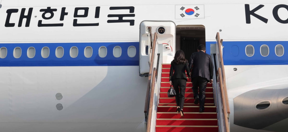 [포토] 윤석열 대통령 내외, APEC 정상회의 참석차 출국