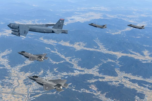 지난 달 17일 미국 공군의 B-52H 전략폭격기와 한국 공군의 F-35A 전투기들이 한반도 상공에서 한미 연합공중훈련을 실시하고 있다. /공군 제공