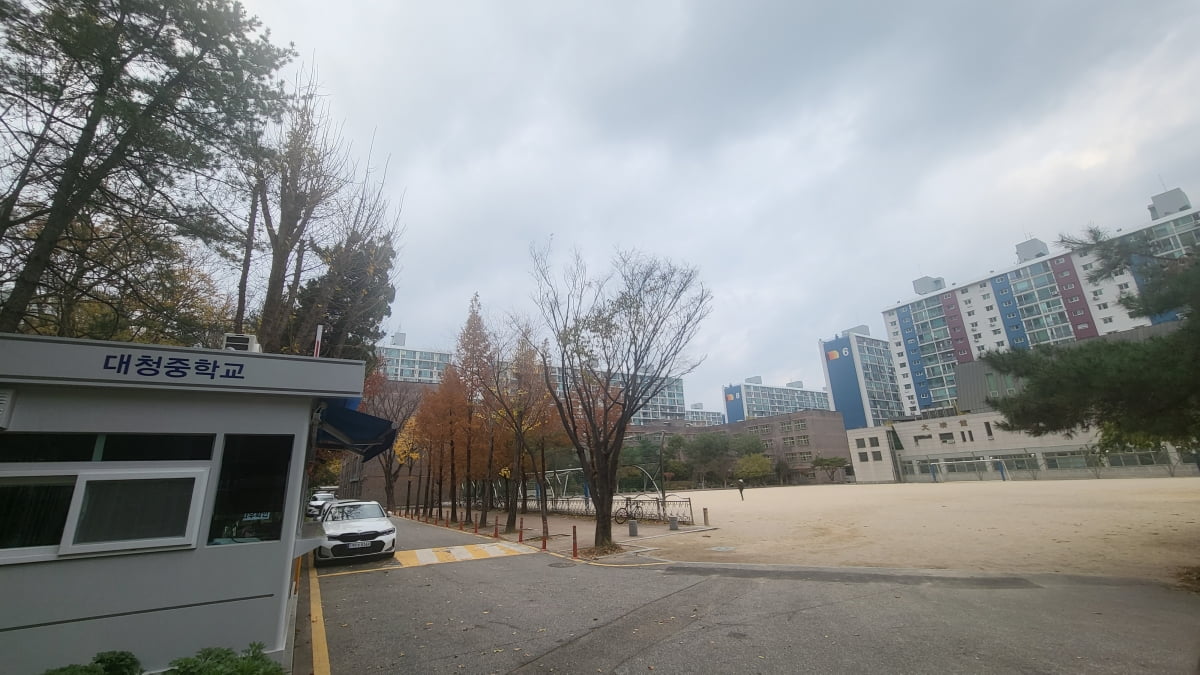 서울 강남구 대치동 대청중 너머로 보이는 개포우성 1·2차 아파트. 정희원 기자