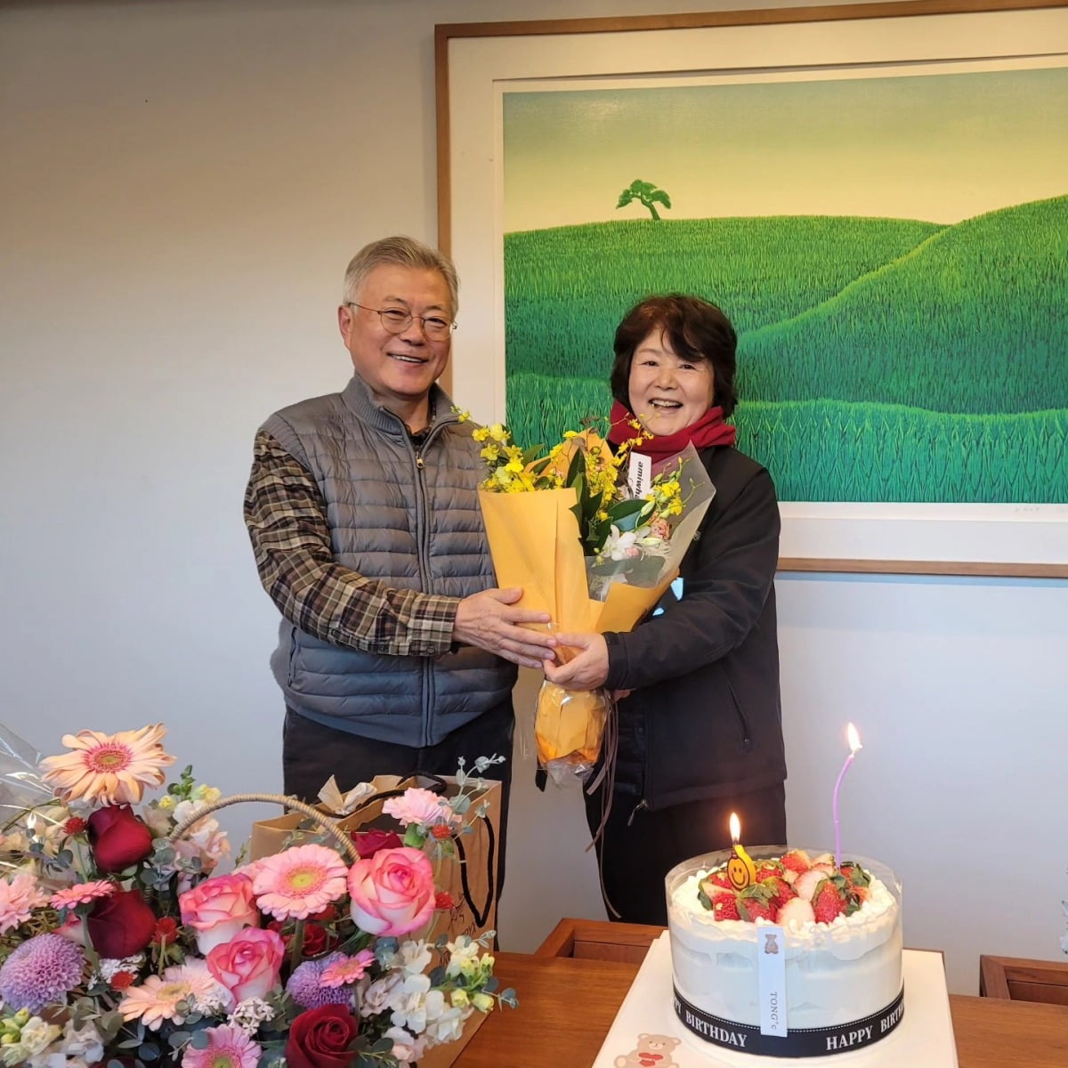 김정숙 여사의 생일을 맞아 꽃다발을 안긴 문재인 전 대통령. / 사진=문 전 대통령 페이스북