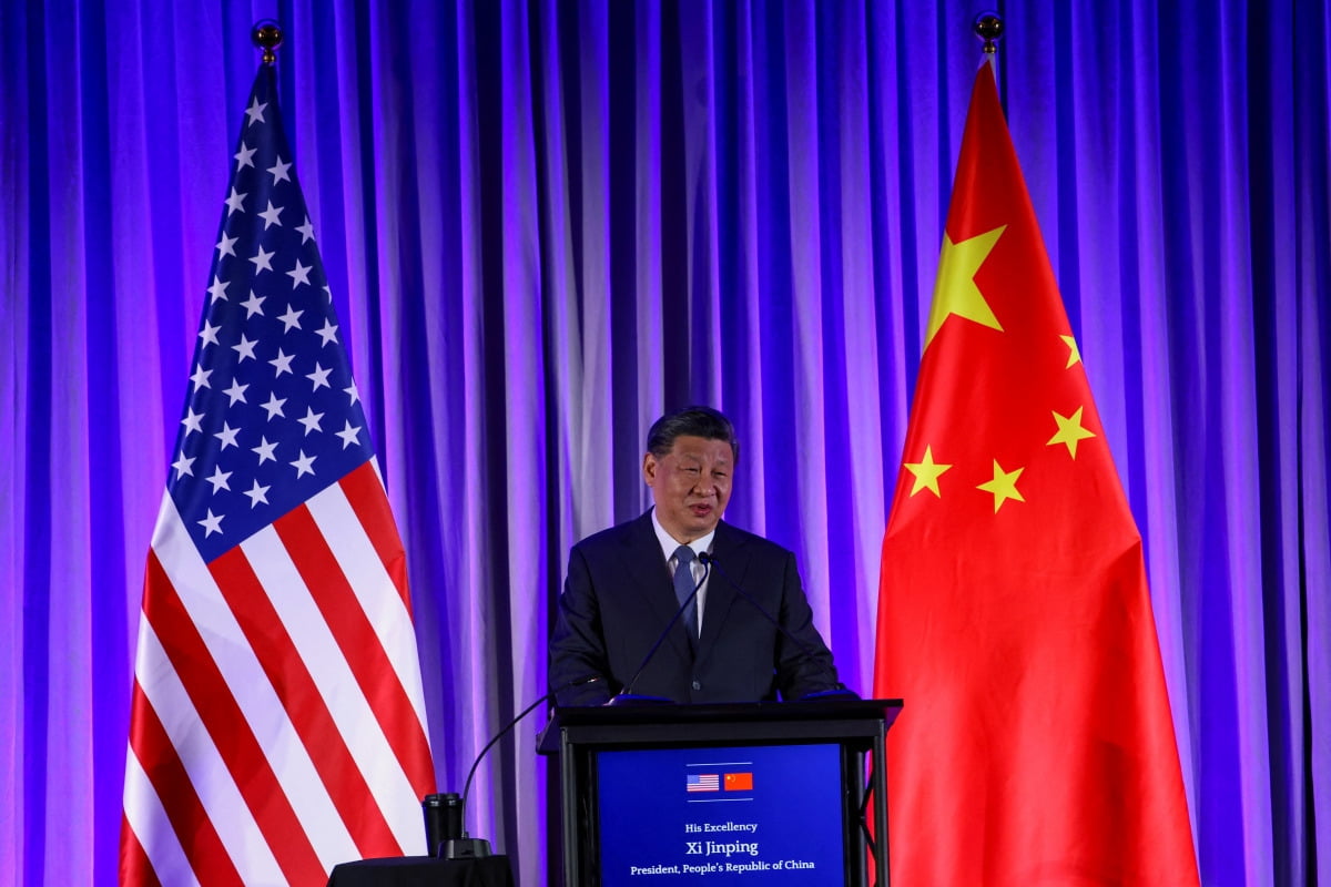 시진핑 중국 국가주석이 15일(현지시간) 미국 캘리포니아주 샌프란시스코에서 열린 기업인 행사에서 연설하고 있다. 시 주석은 이날 연설에서 "중국은 미국의 동반자이자 친구가 될 준비가 돼 있다"고 말했다.  /사진=로이터 연합뉴스