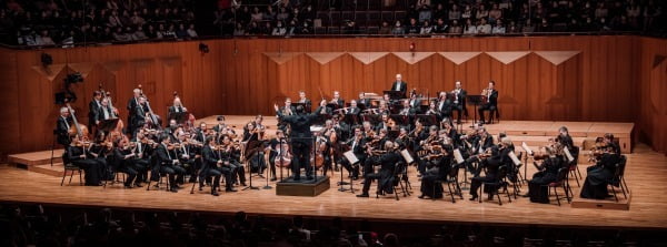 안드리스 넬손스가 지난 15일 서울 예술의전당에서 라이프치히 게반트하우스 오케스트라 지휘를 마친 뒤 무대인사를 하고 있다. 넬손스는 2018년부터 이 악단의 카펠마이스터를 맡고 있다.  (C) Konrad Stöhr