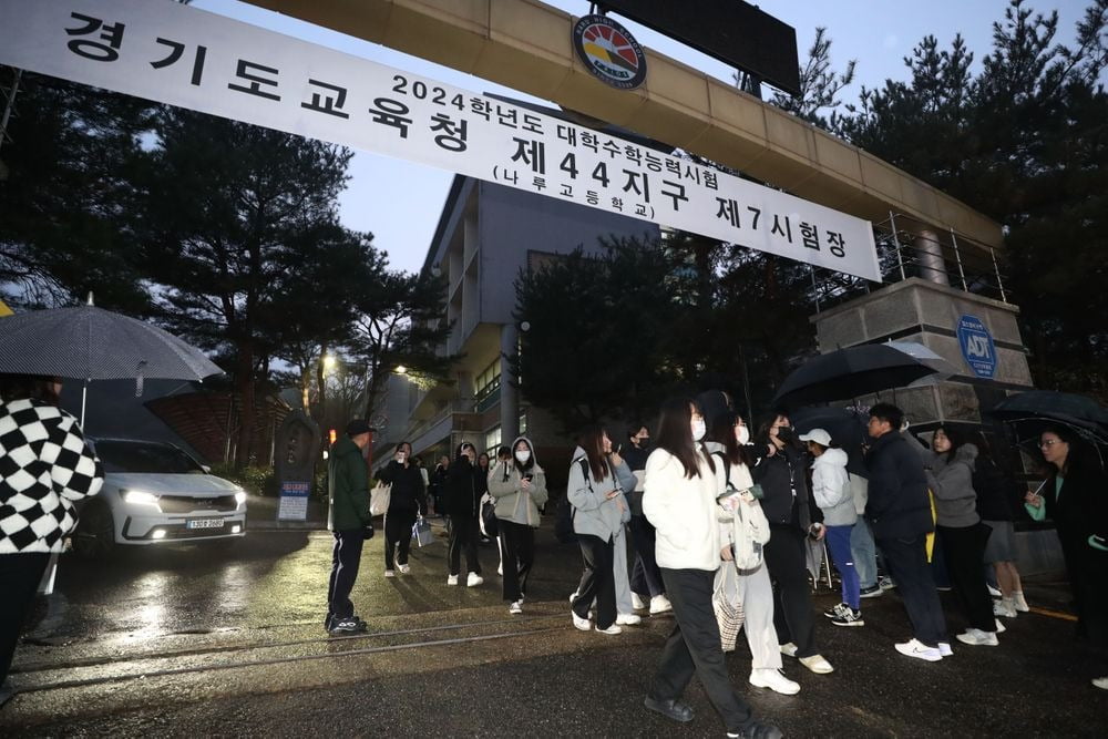 2024학년도 대학수학능력시험일인 16일 오후 경기 화성시 나루고등학교에서 수능 시험을 마친 수험생들이 시험장을 나오고 있다.  /사진=뉴스1