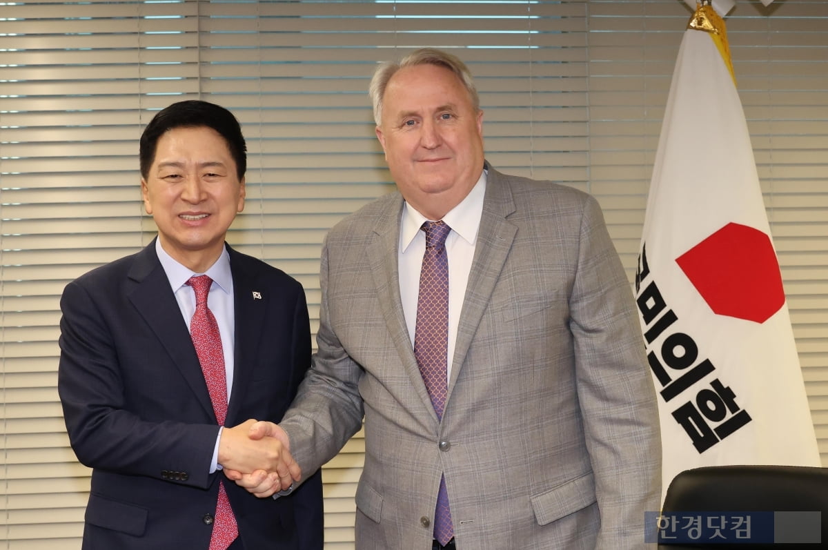 국민의힘 김기현 대표와 인요한 혁신위원장이 17일 오전 서울 여의도 중앙당사 대표실에서 당대표와 중진들의 용퇴론을 놓고 벌어진 갈등설을 풀기 위해 만났다. /사진=김병언 기자