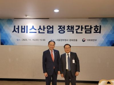 추경호 부총리 겸 기획재정부 장관(왼쪽)과 차용섭 한국상조산업협회 회장