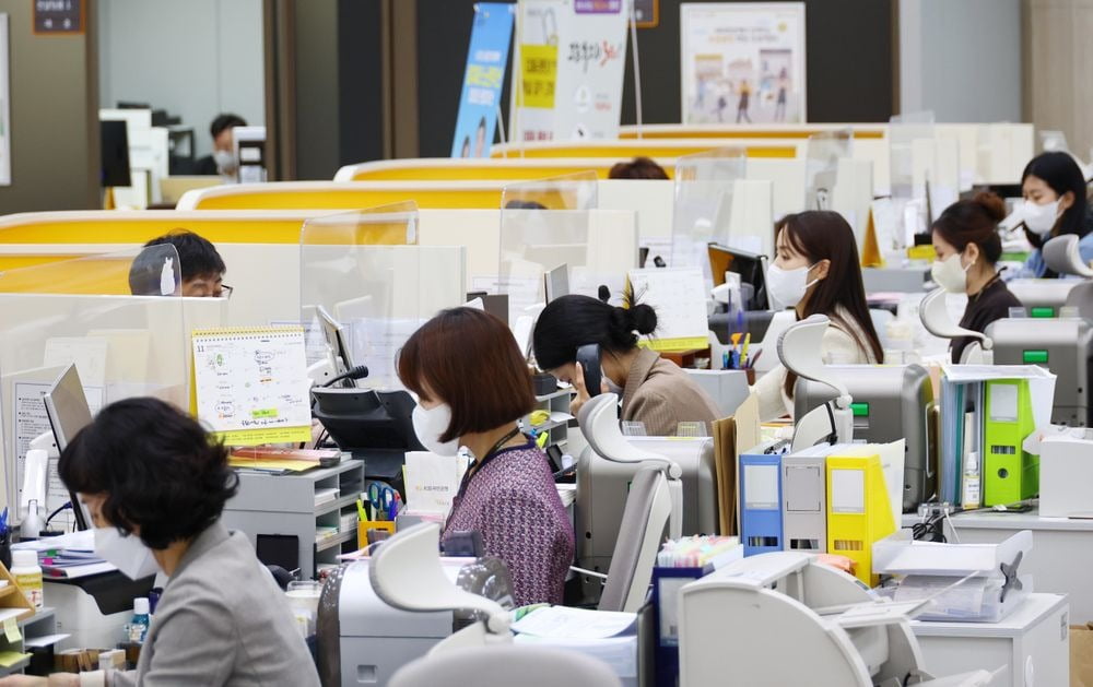 은행 고객들이 서울 여의도 한 시중은행 지점에서 업무를 보고 있는 모습. 사진=한경DB