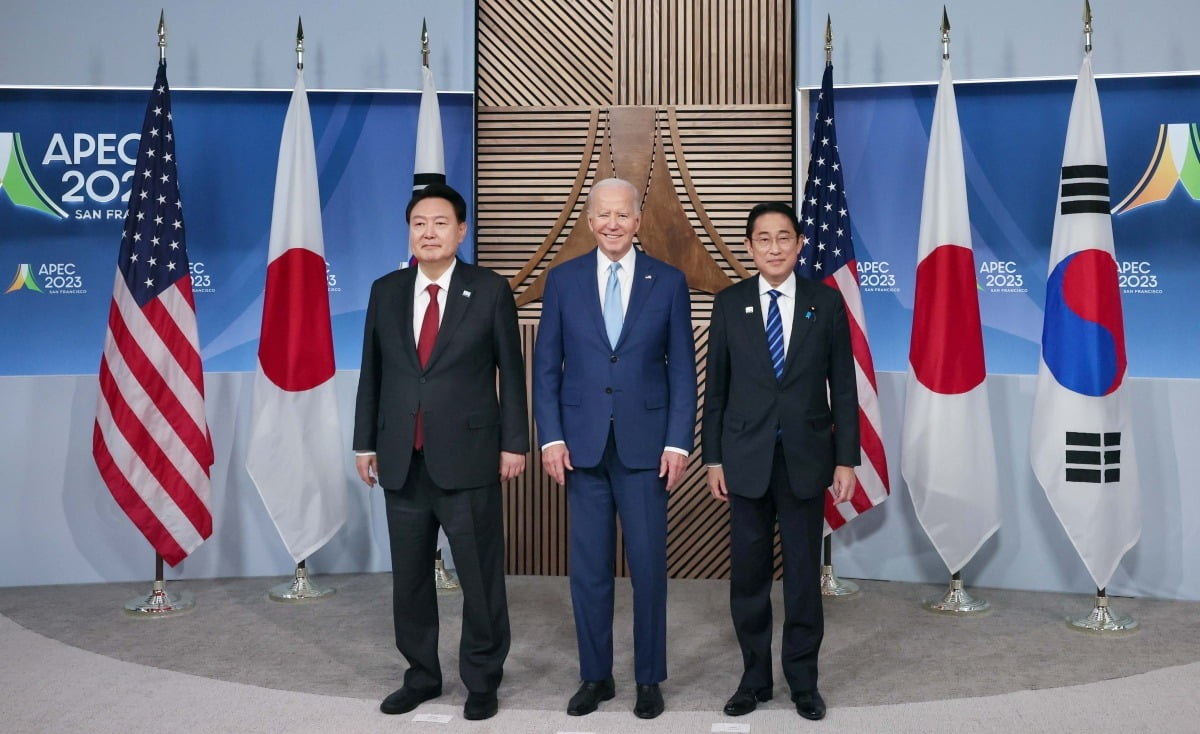 APEC 정상회의 참석차 미국을 방문 중인 윤석열 대통령이 16일(현지시간) 미국 샌프란시스코 모스코니센터에서 열린 한미일 정상 회동에서 조 바이든 미국 대통령, 기시다 후미오 일본 총리와 기념촬영을 하고 있다./대통령실 제공