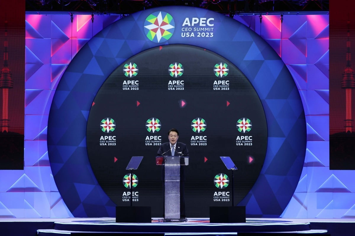 윤석열 대통령이 15일(현지시간) 미국 샌프란시스코 모스코니 센터에서 열린 APEC CEO 서밋에서 기조연설을 하고 있다./대통령실 제공