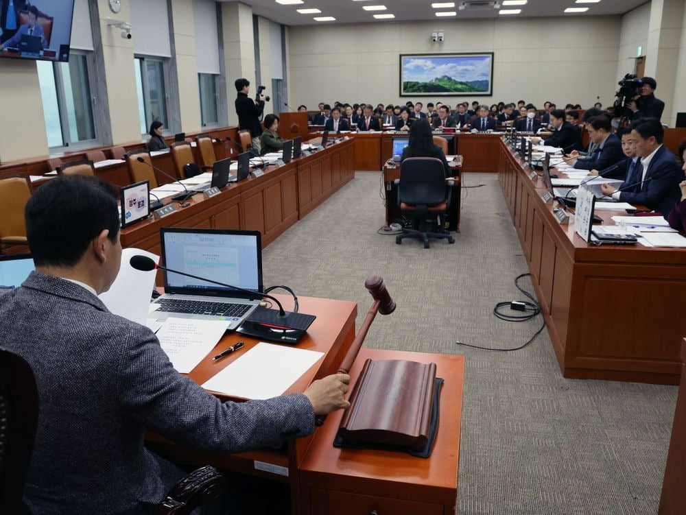 박정 국회 환경노동위원장이 16일 국회에서 열린 환노위 전체회의에서 국민의힘 의원들이 불참한 가운데 의사봉을 두드리고 있다. 뉴스1